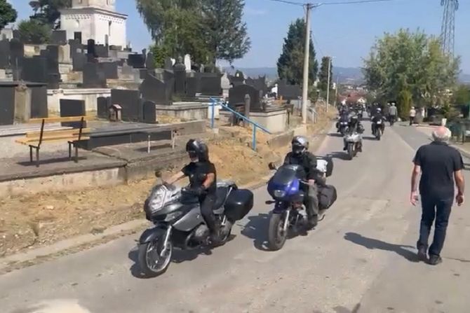 Bajkeri na motorima odali počast legendarnom Bori Đorđeviću: Dirljiva scena sa sahrane