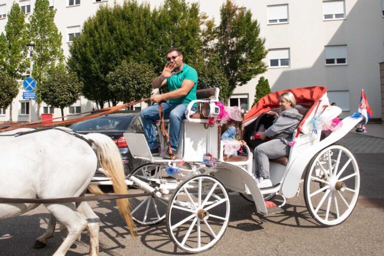 Nesvakidašnji prizor ispred bijeljinske bolnice – Ponosni tata bijelom kočijom došao po mamu i bebu (FOTO)