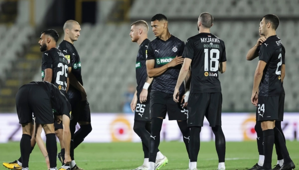 Vandali upali na stadion Partizana, palili travu, razbijali flaše na terenu