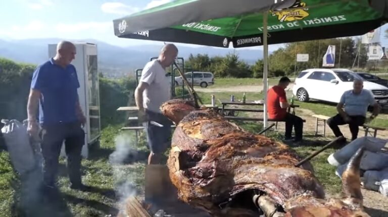 Bik na ražnju i jagnjetina besplatno: Razlog je fudbal (VIDEO)