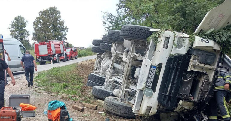 Kamion mikser sletio s puta, vozača izvlačili vatrogasci