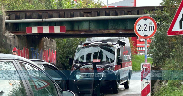 Kombi udario u nadvožnjak u Banjaluci (FOTO, VIDEO)