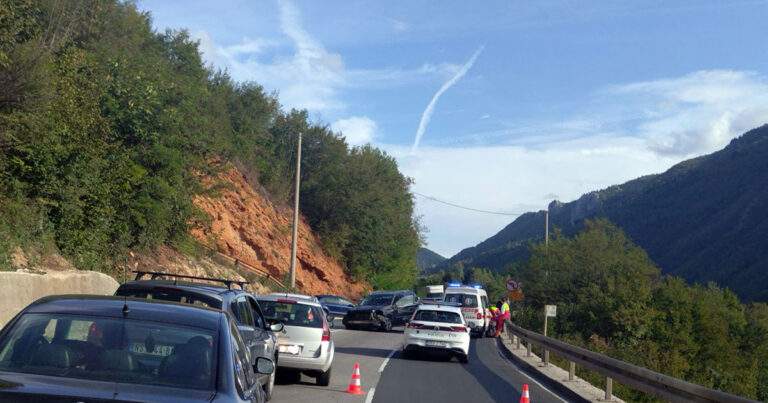 Sudar četiri vozila, obustavljen saobraćaj (FOTO)