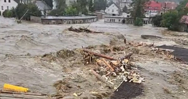 Vojnim helikopterima evakuišu ljude u Poljskoj (VIDEO)