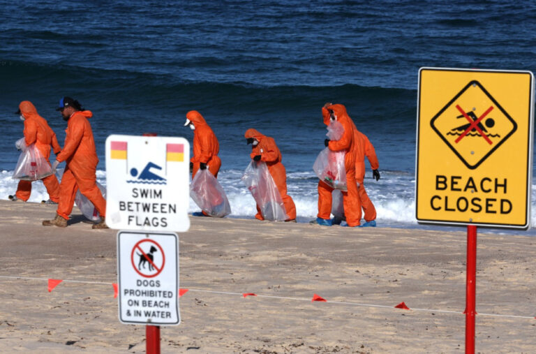 Plaže u Sidneju ponovo otvorene nakon pojave misterioznih crnih loptica VIDEO