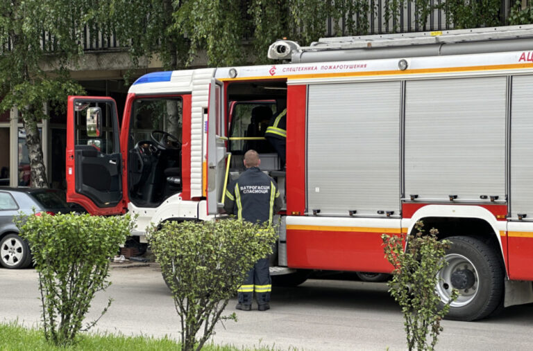 Požar u stambenoj zgradi na Karaburmi: Stanari evakuisani