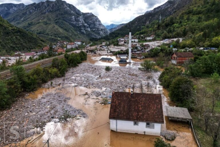 Lejla je „majka heroj“: Nošena bujicom tri kilometra doplivala do kćerke i uspjela da je spase