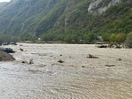 Horor u Crnoj Gori: Podivljala rijeka odnijela mostove i puteve, meštani i turisti zarobljeni