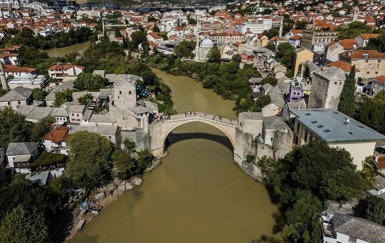 Neretva u Mostaru promijenila boju nakon poplava: Ispod Starog mosta više ne teče „zeleni dijamant“