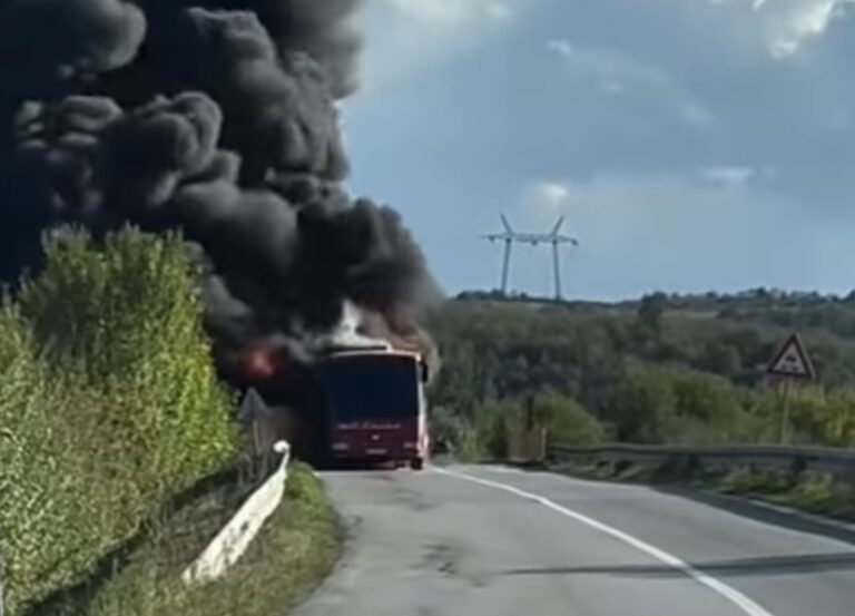 Vatra progutala autobus kod Smedereva: Kuljao crni dim FOTO/VIDEO