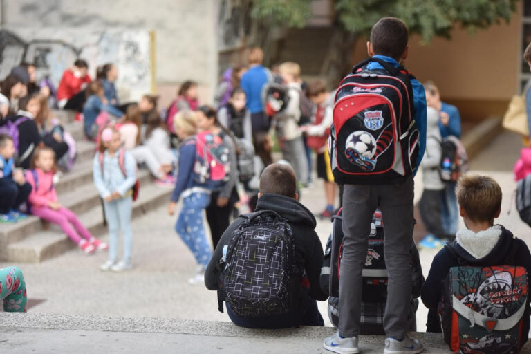 „Školske torbe osnovaca preteške i za odrasle a kamoli za djecu“: Iz pojedinih predmeta postoje 4 udžbenika