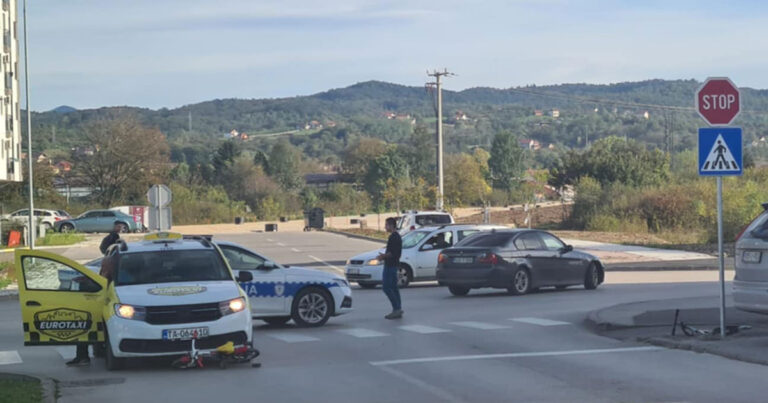 Maloljetnika udario auto dok je prelazio cestu