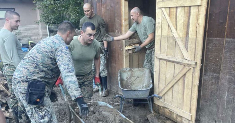 Oružane snage BiH čiste magistralni put i kuće u Donjoj Jablanici