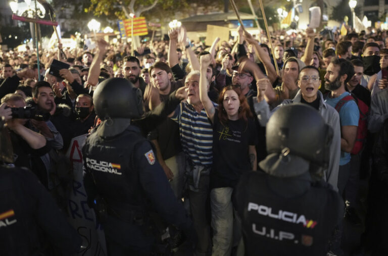 Masovni protest u Valensiji: Ljudi su besni; „Naše ruke su uprljane blatom, vaše krvlju“