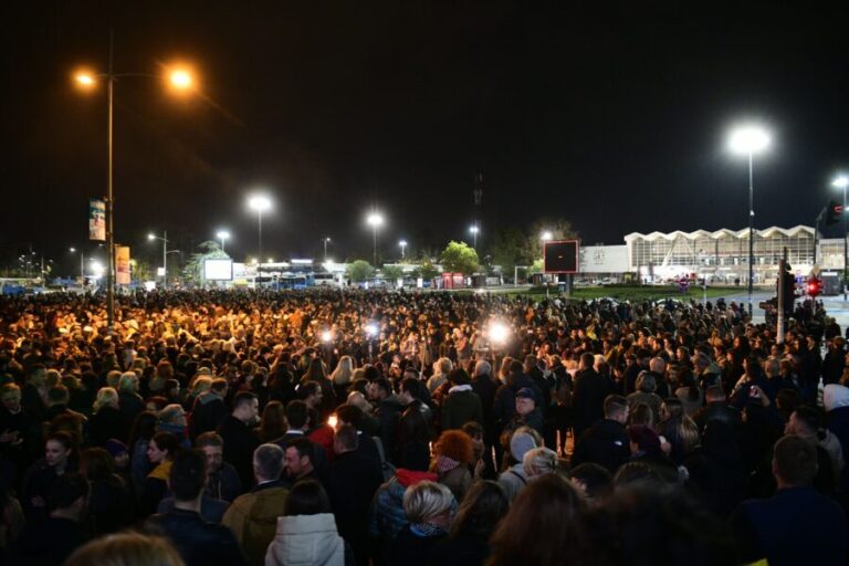 Veliki broj građana se okupio ispred Željezničke stanice Novi Sad:“Do kada ćemo paliti sveće“?