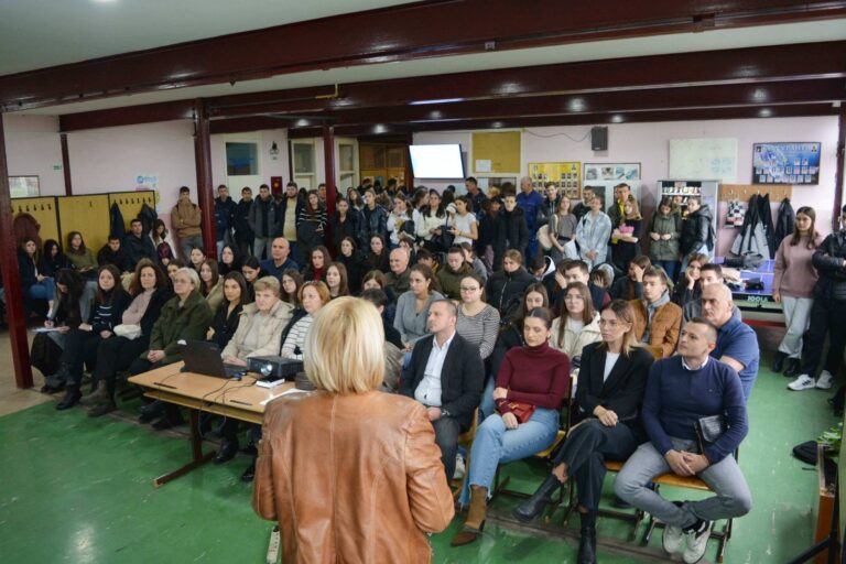 Lopare: Predavanje o energetskoj efikasnosti u Srednjoškolskom centru „Vuk Karadžić“