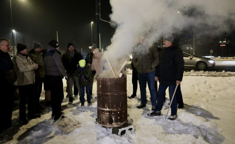 Simbolično paljenje vatre građana Vogošće u znak protesta i ironična poruka: „Stiglo grijanje“