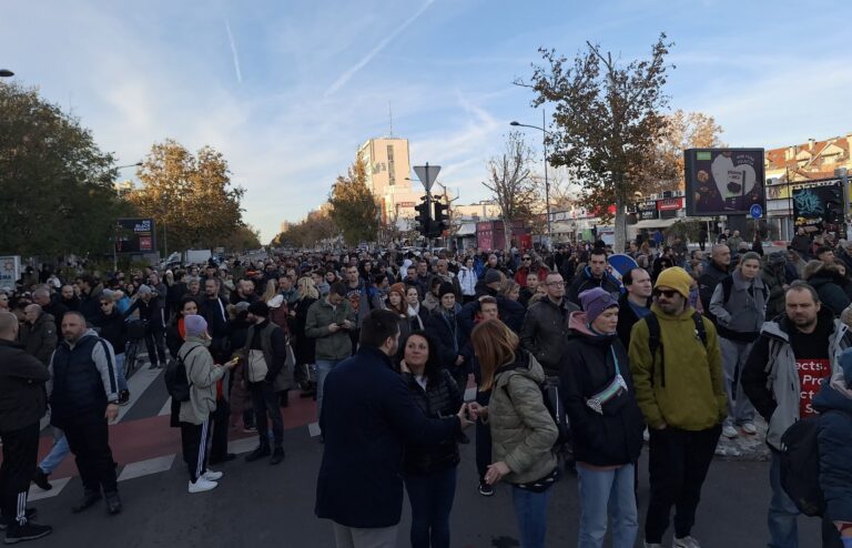 Novi protesti u Novom Sadu: Letjela jaja, padali telefoni