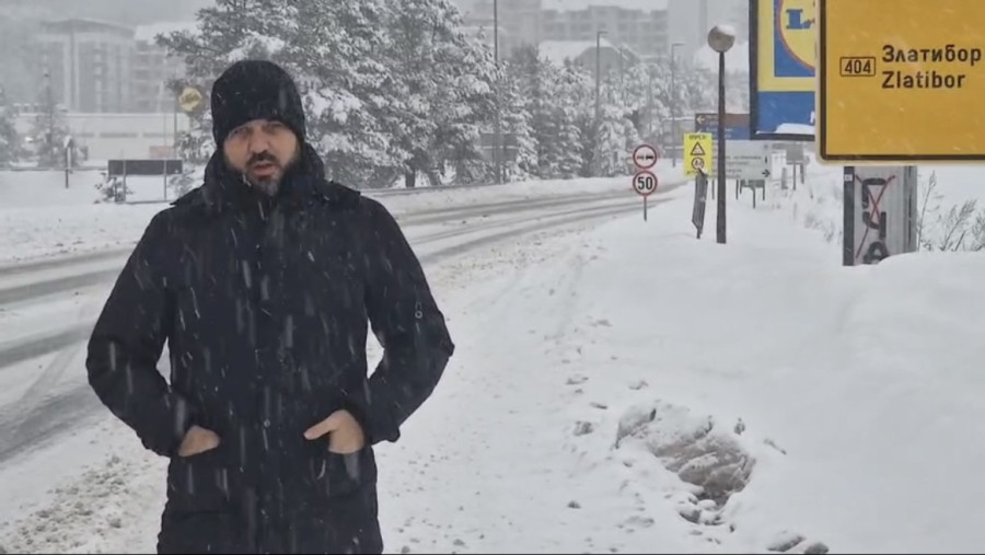 Mećava ne prestaje: Na putevima teška mehanizacija, napadalo još 10 cm snega FOTO