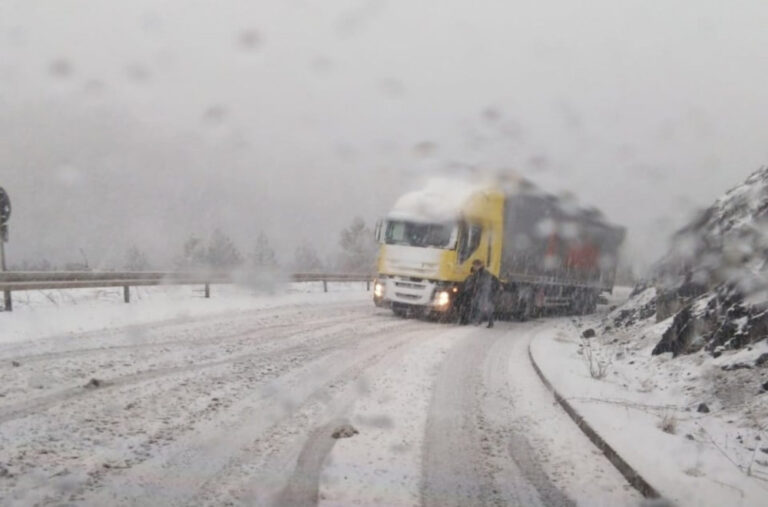 Mećava ne prestaje: Na putevima teška mehanizacija, napadalo još 10 cm snijega FOTO