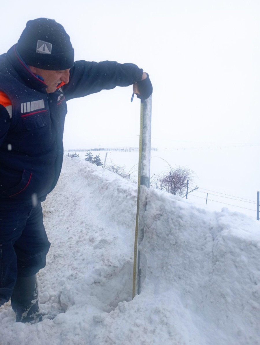 Srpska planina zavejana, sneg pada preko 20 sati; Teška borba putara, vozači ovuda ne krećite FOTO/VIDEO