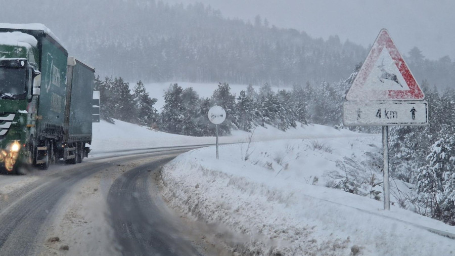 Srpska planina zavejana, sneg pada preko 20 sati; Teška borba putara, vozači ovuda ne krećite FOTO/VIDEO