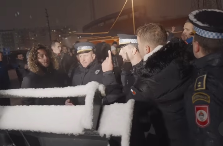 Frka na parkingu: Policajac odgurnuo Stanivukovića, gradonačelnik mu poručio: „Ajde udari“