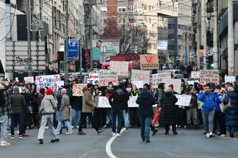 Rijeka studenata Mekenzijevom i Beogradskom ulicom se sliva prema Slaviji: Građani iz zgrada pozdravljaju demonstrante; „Država je vlasništvo djece“