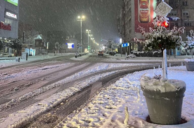 Ulice Bijeljine prekrivene snijegom: Radost za djecu, problemi za vozače FOTO