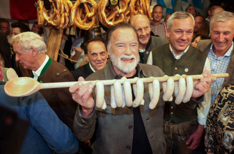 Švarceneger snimljen s kobasicama u rukama, uživao u bavarskoj fešti FOTO