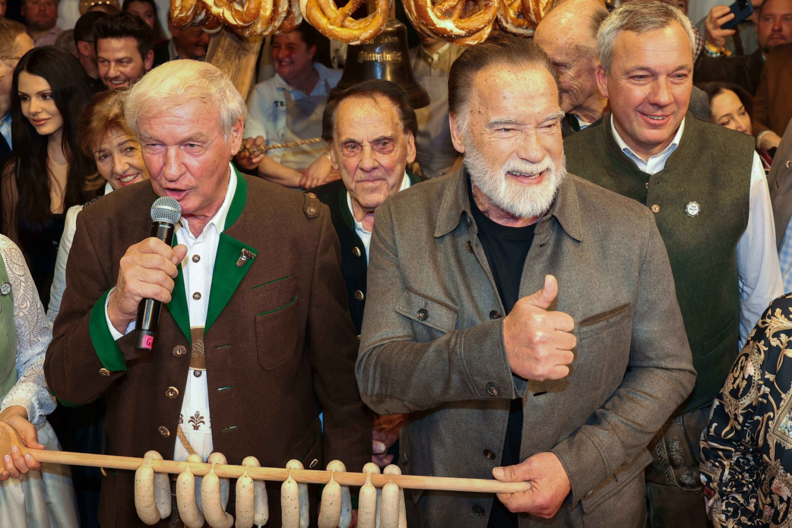 Švarceneger snimljen s kobasicama u rukama, uživao u bavarskoj fešti FOTO