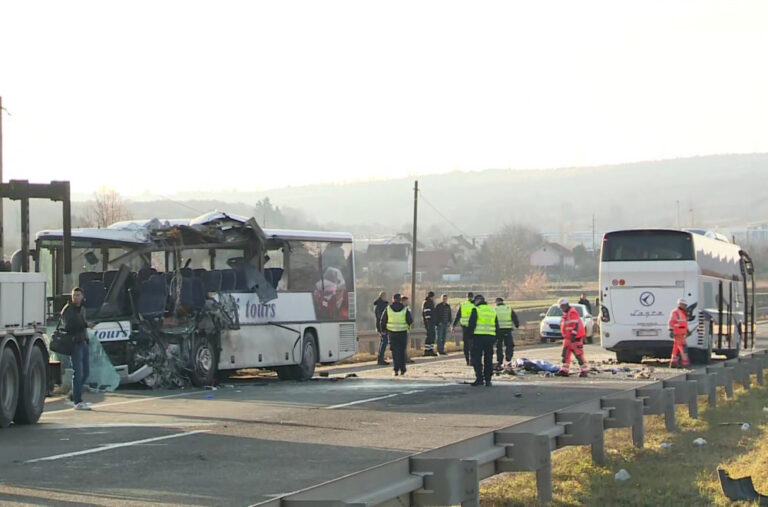 Četiri osobe zadržane u Urgentnom centru posle nesreće kod Umke