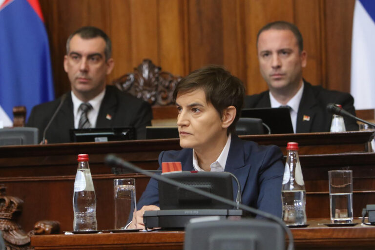 Brnabić podnosi stotinu potpisa poslanika vladajuće većine za održavanje referenduma o povejrenju Vučiću