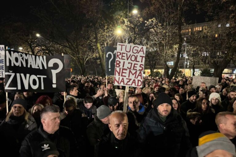 Protest ispred MUP-a Crne Gore, tražili ostavke, skandirali „ubice“