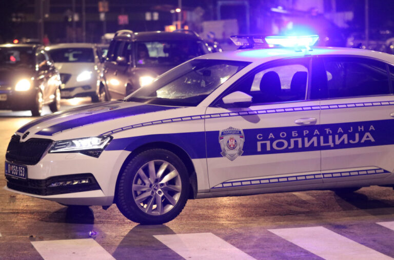 Užas u Prokuplju: Sjekirom napao dva muškarca i policajca