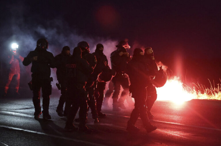 Haos u Njemačkoj: Policija upotrebila suzavac i pendreke FOTO