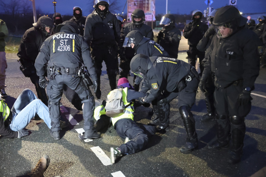 Haos u Nemačkoj: Policija upotrebila suzavac i pendreke FOTO