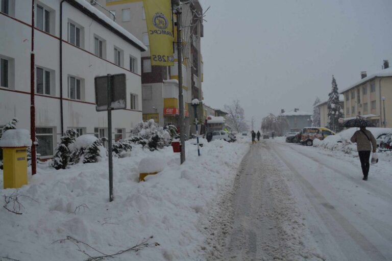 Građani strahuju od zaleđenih trotuara: To nije sve; Pazi ledenica !