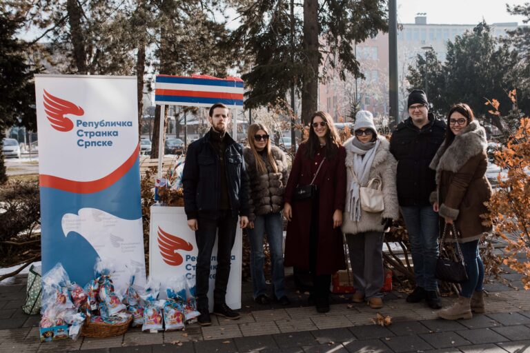 Republička omladina Srpske Bijeljincima poklonila badnjake