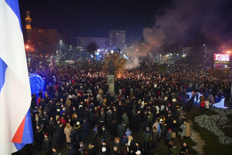 Bijeljina: Tradicionalno paljenje badnjaka na Trgu kralja Petra I Karađorđevića