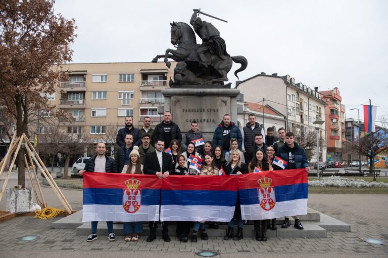 Mladi socijaldemokrati organizovali podijelu zastava Republike Srpske i Srbije građanima Bijeljine