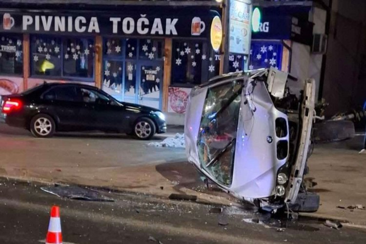 Težak sudar tri auta, BMW smrskan (FOTO)