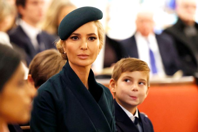 Melanija sa šeširom koji skriva pogled, Ivanka u zelenoj uskoj suknji: Koja izgleda bolje?