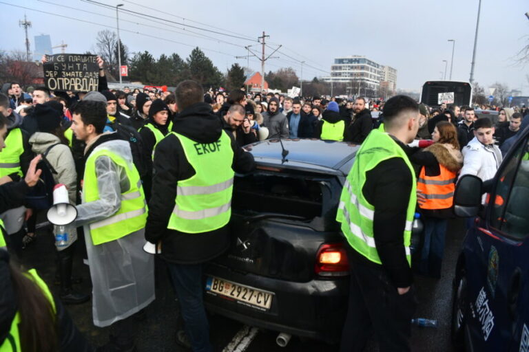 Dođite svi na Autokomandu! Studenti nakon gaženja koleginica upravo pozivaju na novu blokadu