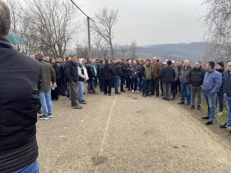 Ogorčeni mještani Starog Ugljevika: Protest zbog prekida putne komunikacije