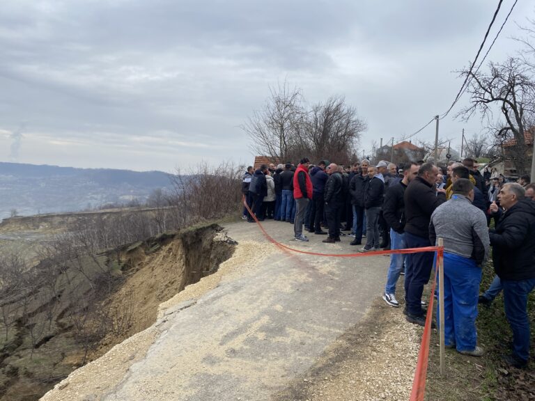 Tenzije, revolt i frustracija na protestu mještana Starog Ugljevika: „Kako da stignem do kuće?“FOTO