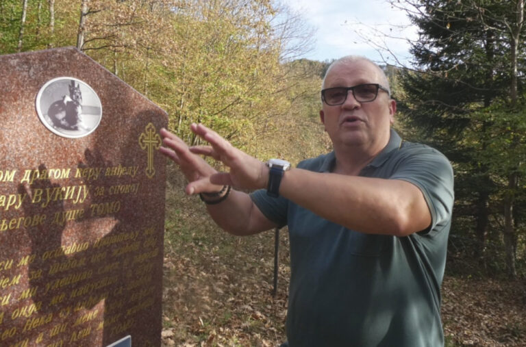 Potresna priča o prijateljstvu; Čovjek sebi i psu podigao nadgrobni spomenik: „Zašto me ostavi prijatelju“ FOTO