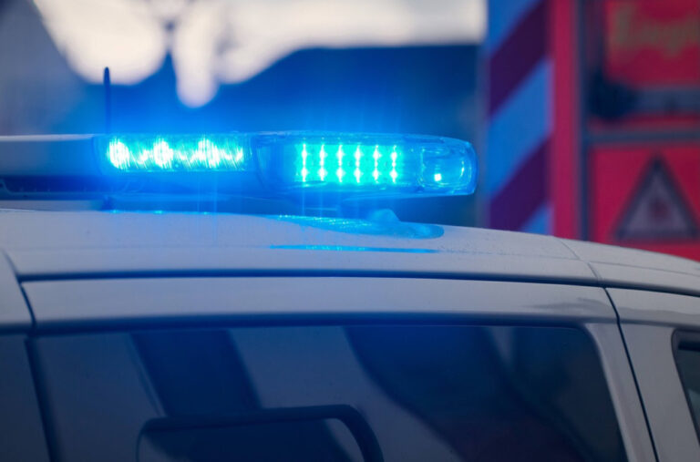 Stravična saobraćajka: Jedna osoba poginula; Automobil prepolovljen VIDEO