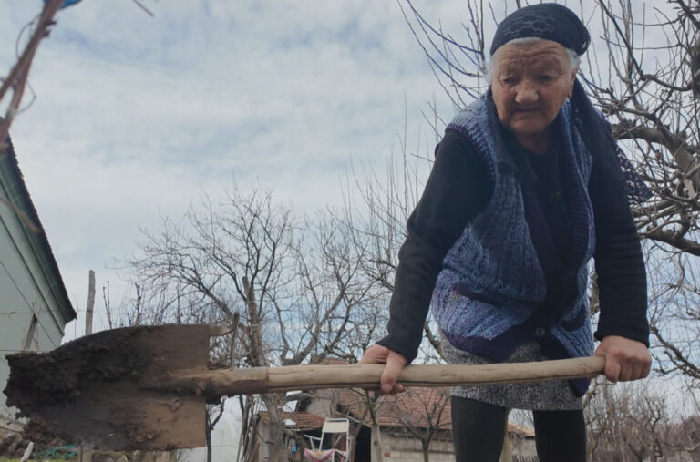 Ima 90 godina i sama okopava baštu i sređuje dvorište FOTO