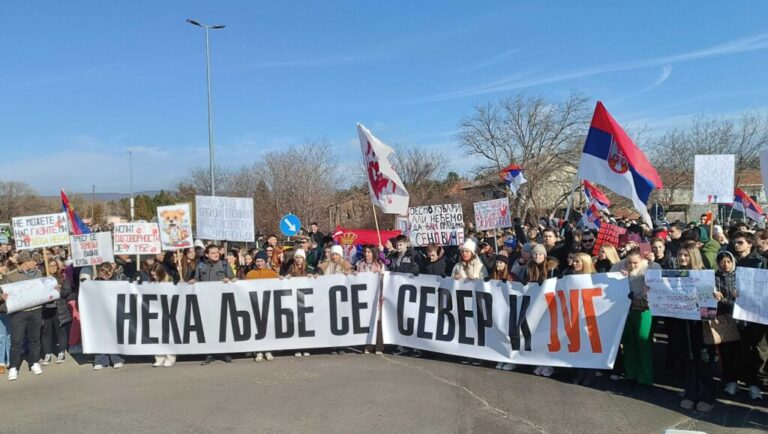 „Neka ljube se sever i jug“: Dve kolone Nišlija stigle do naplatne rampe i počele blokadu koja će trajati do 21 sat